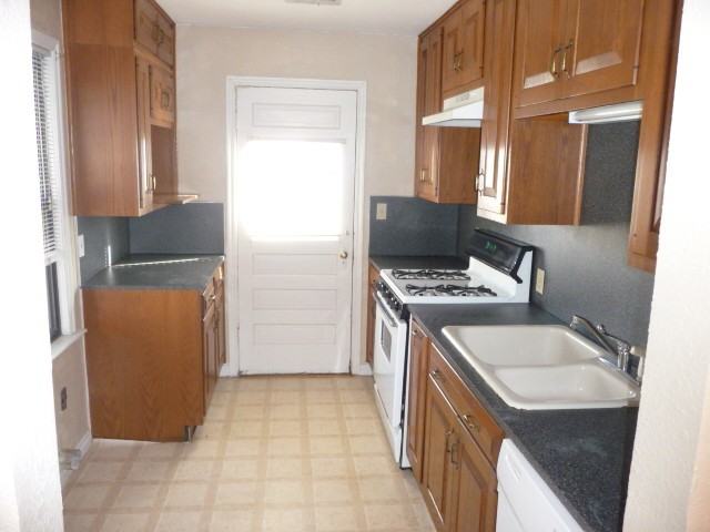 1916 Nw Oak Ave - Photo 3 of 29