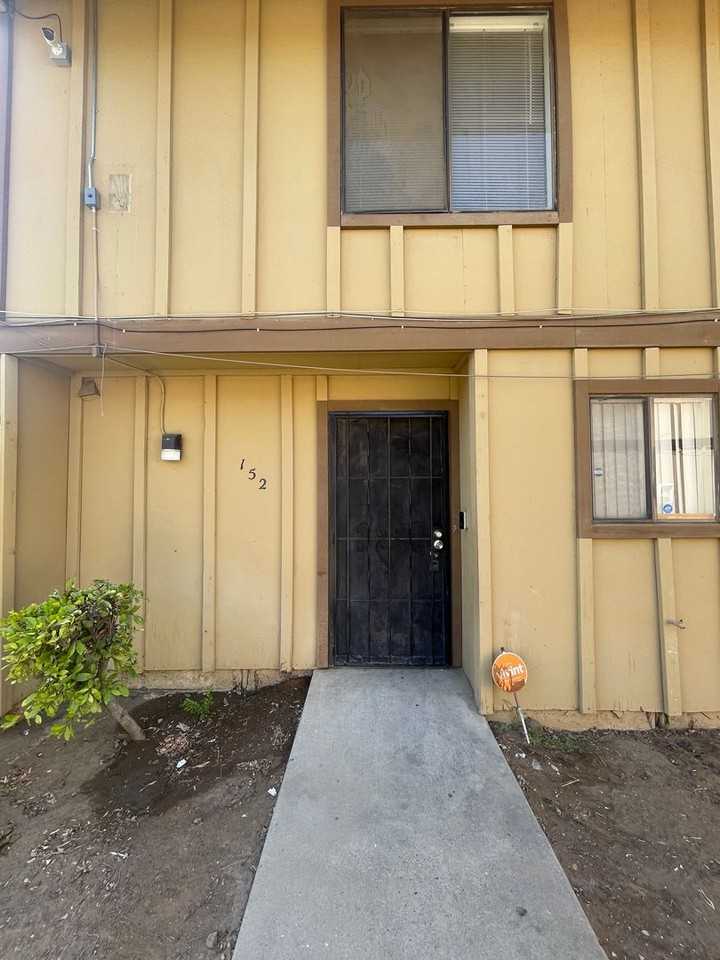 1221 N Peach Ave - Photo 2 of 19