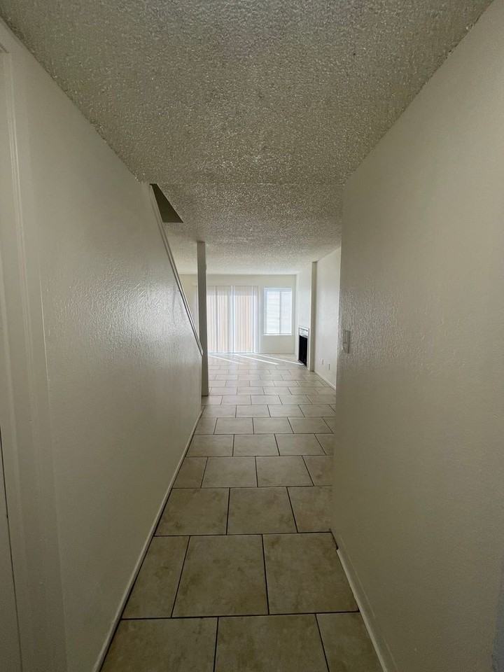 1221 N Peach Ave - Photo 3 of 19