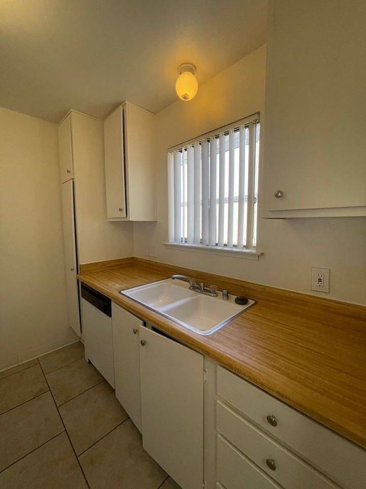 1221 N Peach Ave - Photo 4 of 19