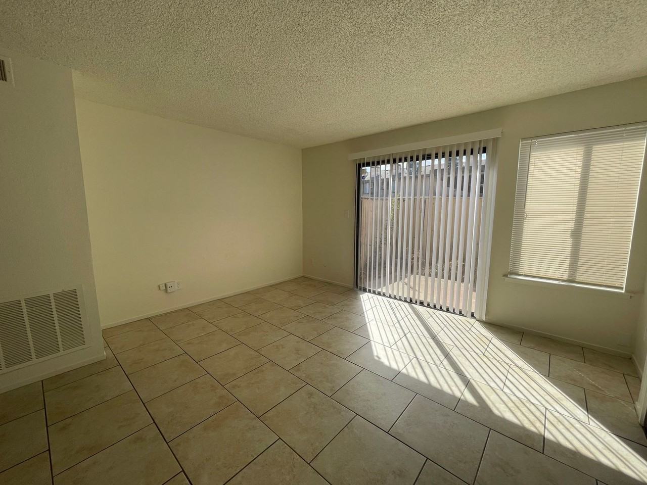 1221 N Peach Ave - Photo 7 of 19