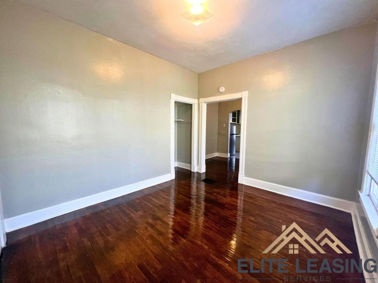 209 Sw Western Ave - Photo 2 of 6