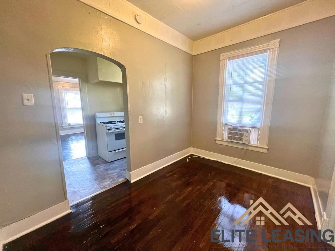 209 Sw Western Ave - Photo 3 of 6