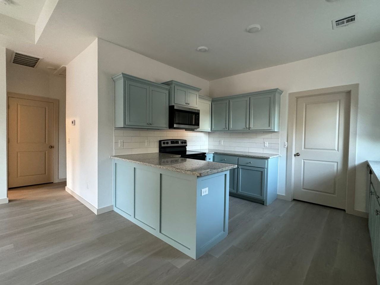 1202 W Iowa Ave - Photo 3 of 11