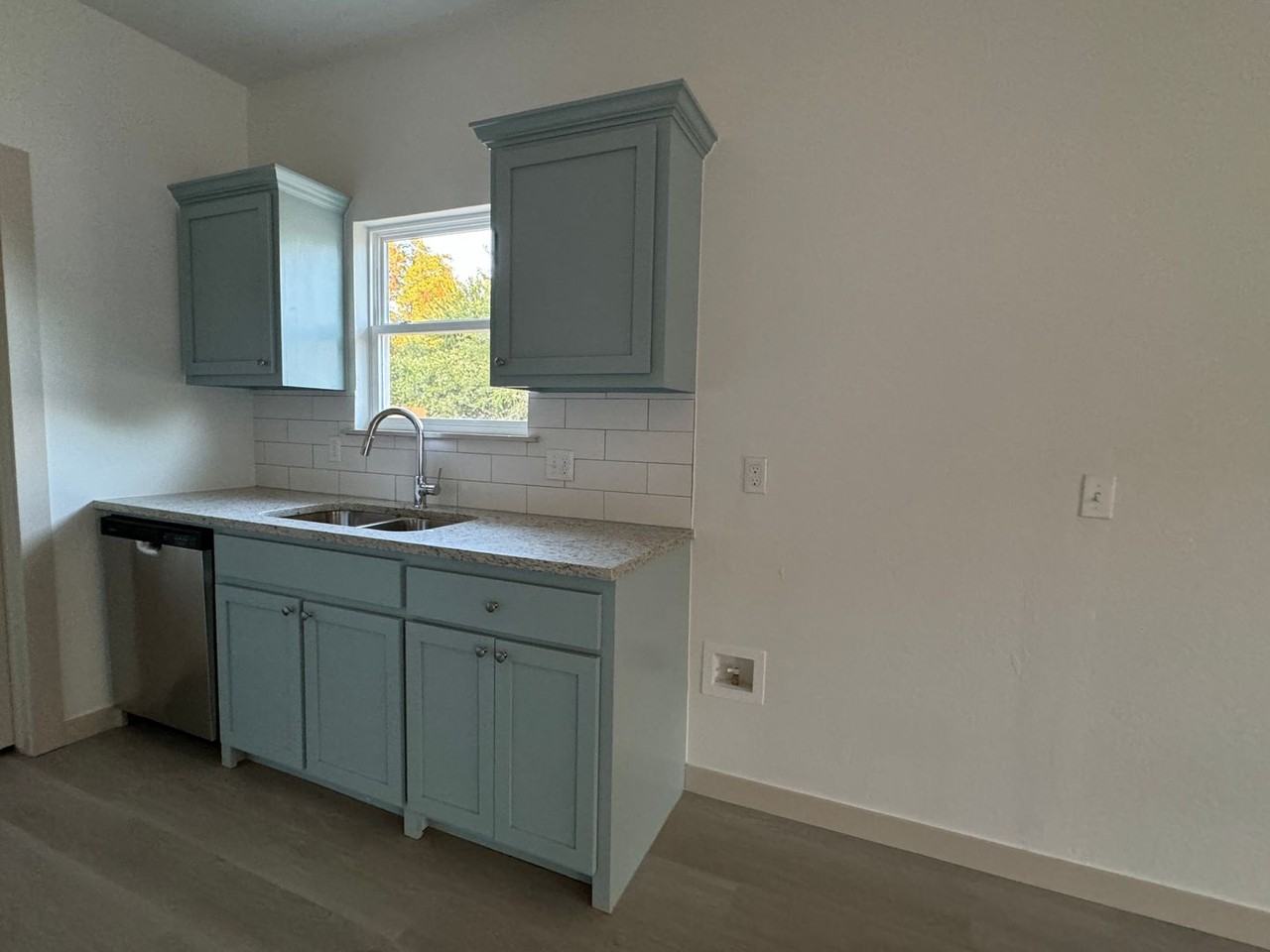 1202 W Iowa Ave - Photo 4 of 11