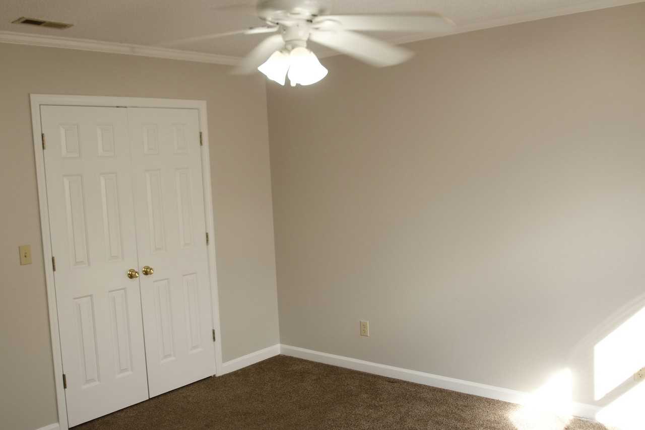 90 Akron Avenue - Photo 3 of 15