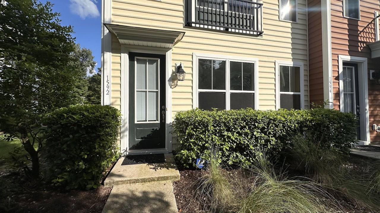 1592 Bluewater Way - Photo 2 of 35