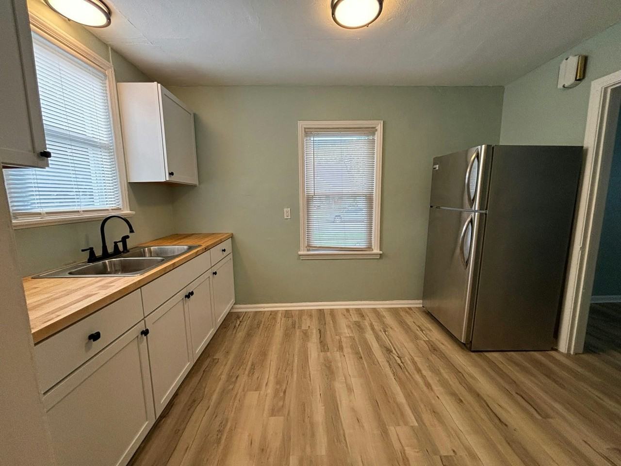 18557 Kingsville St - Photo 3 of 9