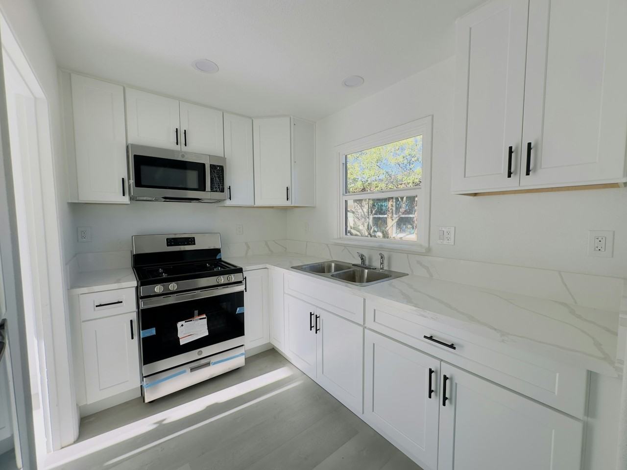 231 East Nicolet Street, Unit 231 Richard Soriano - Photo 2 of 8