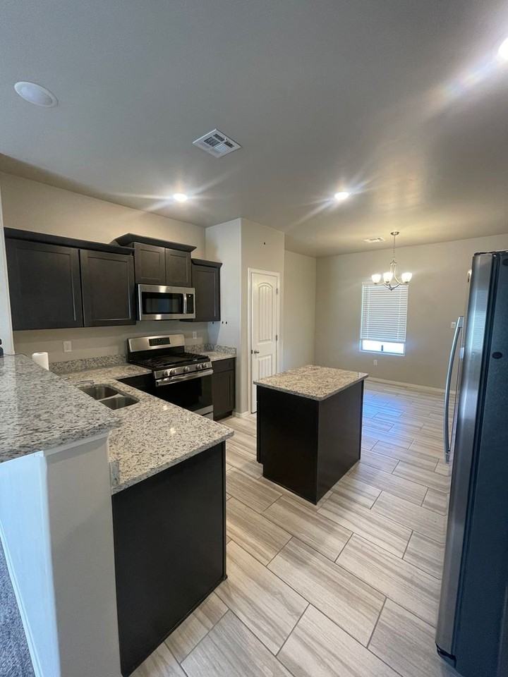 7101 Meridian St - Photo 4 of 26