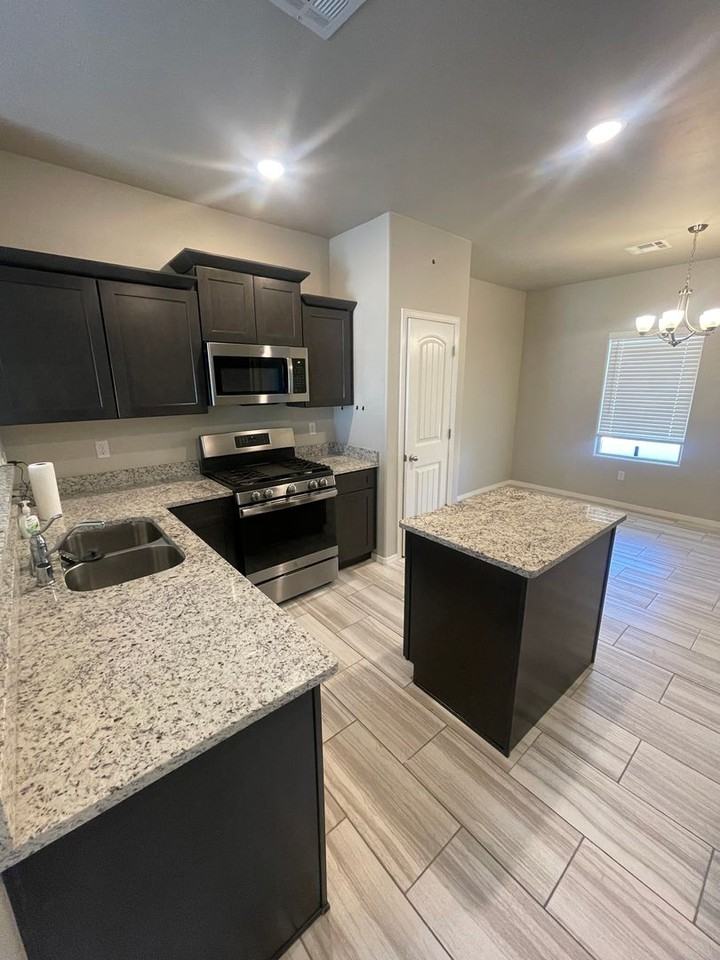 7101 Meridian St - Photo 5 of 26