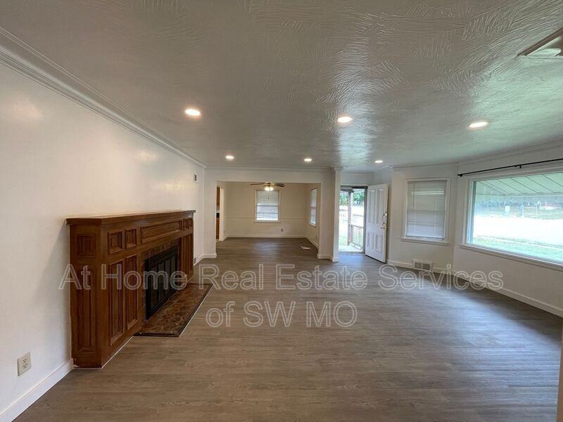 635 E Sunshine St - Photo 2 of 10