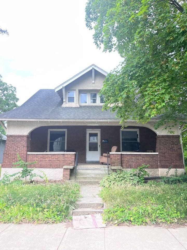 339 W Oak St