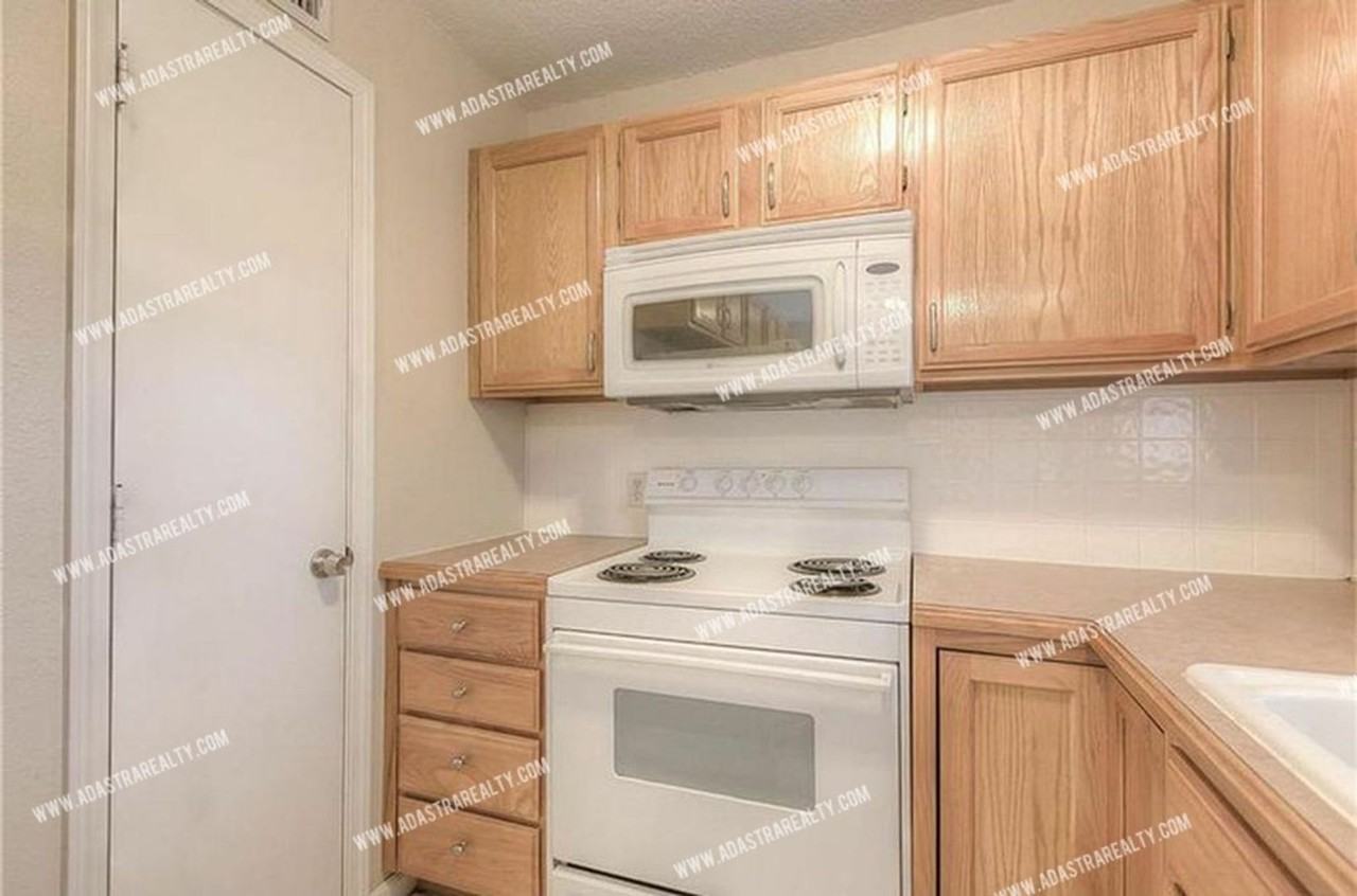 6510 W 83rd St - Photo 6 of 17