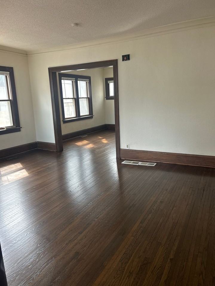903 Newton Ave N - Photo 5 of 14