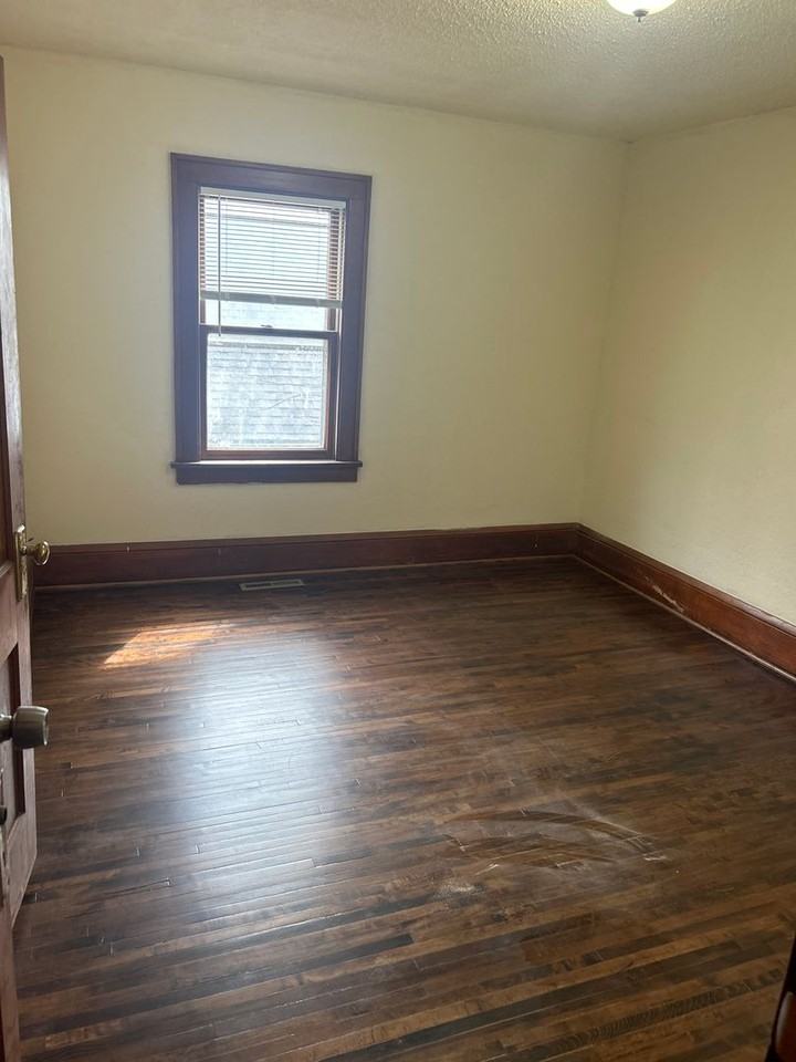 903 Newton Ave N - Photo 7 of 14
