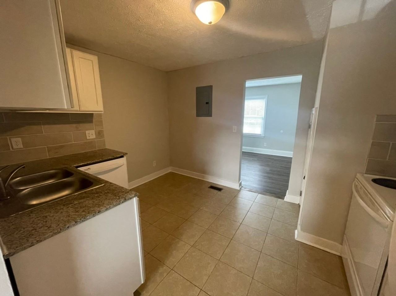 232 Woodrow St Apt D - Photo 3 of 13