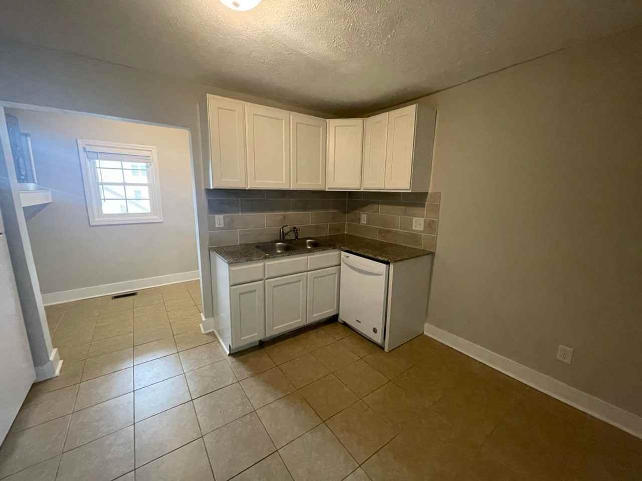 232 Woodrow St Apt D - Photo 4 of 13