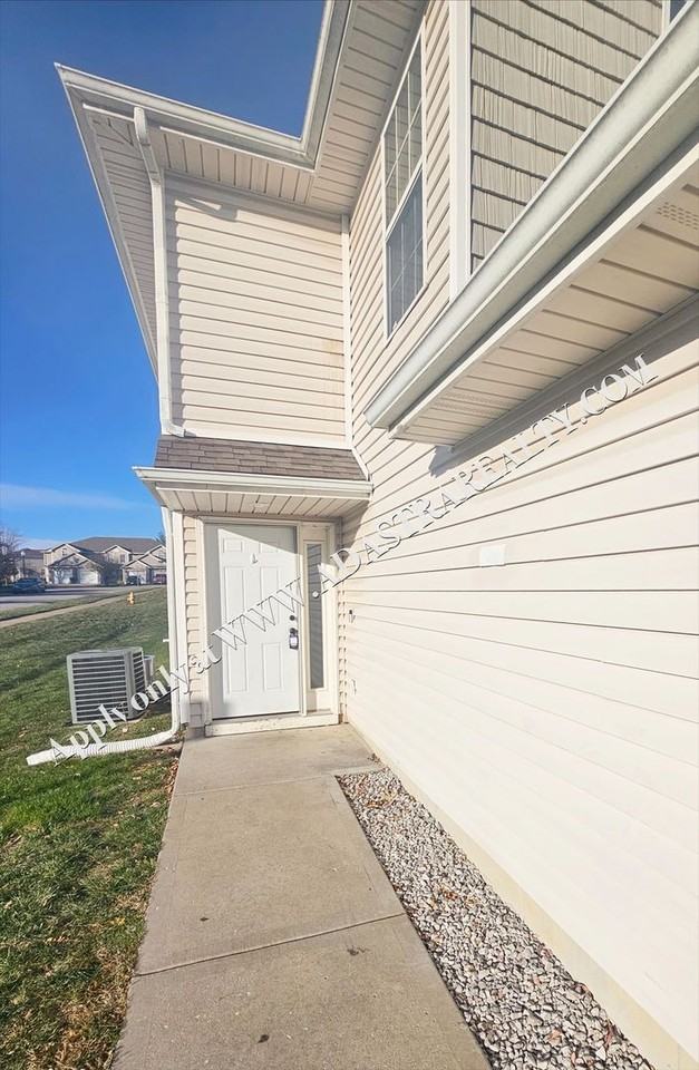 917 Sw Imperial Ln - Photo 3 of 28