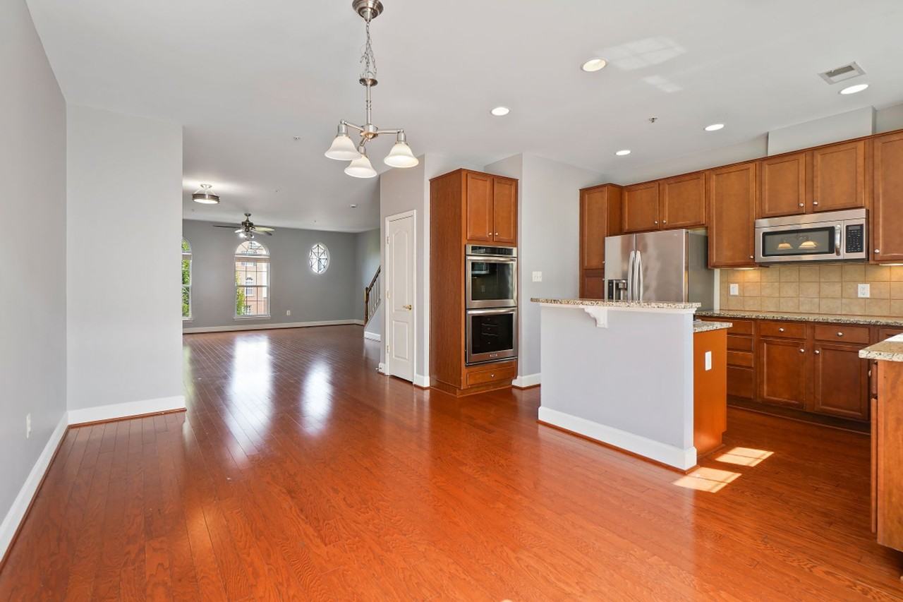 505 Jurgensen Pl - Photo 5 of 30