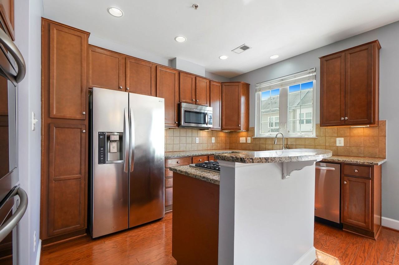 505 Jurgensen Pl - Photo 6 of 30