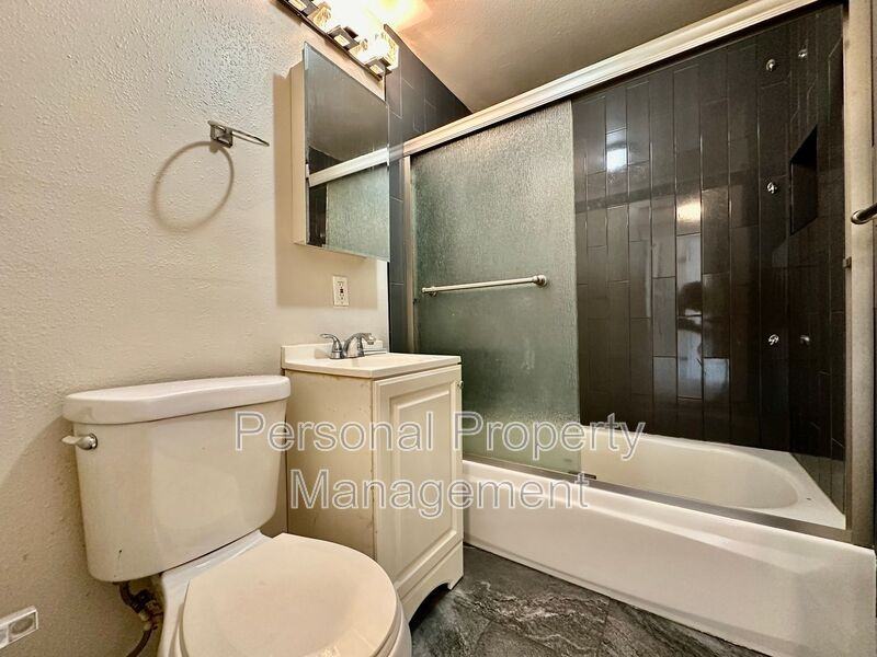 902 Ne 86th St - Photo 3 of 5