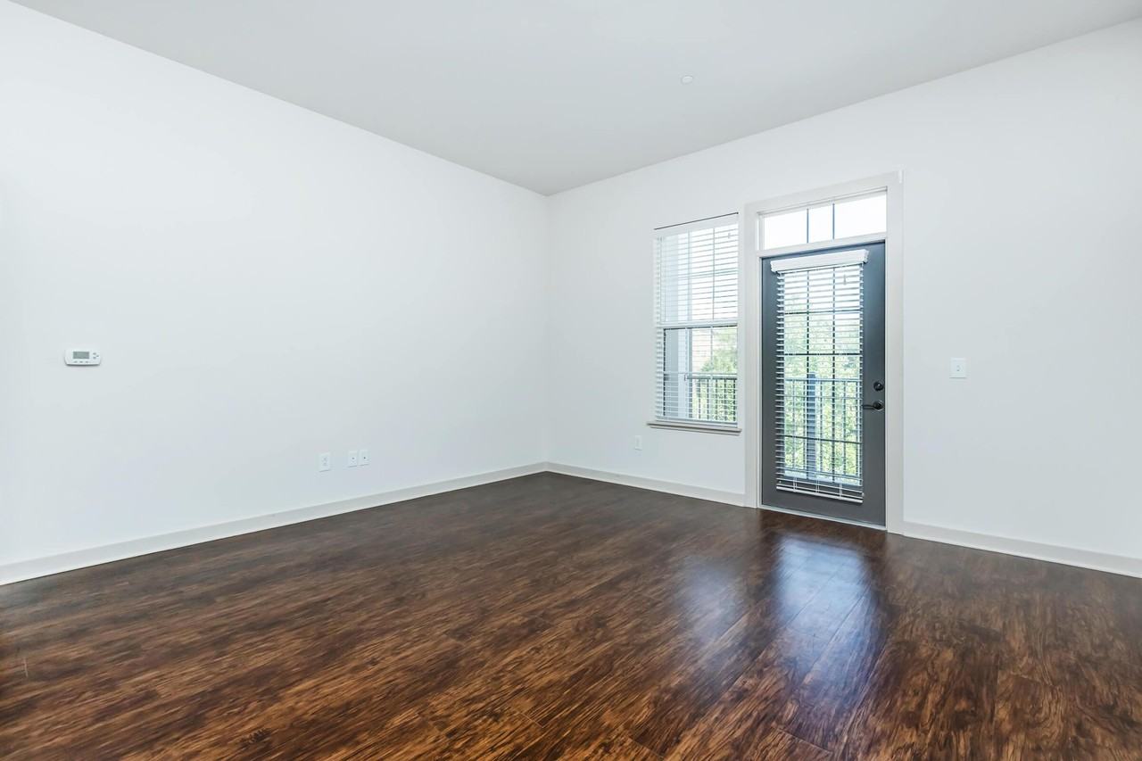 1810 Belcourt - Photo 5 of 50