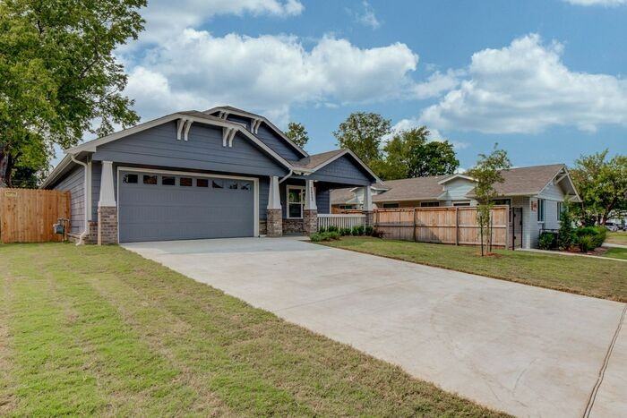 2422 E 8th St - Photo 3 of 33