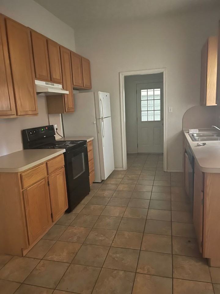 111 E 3rd St Apt A-B - Photo 2 of 10