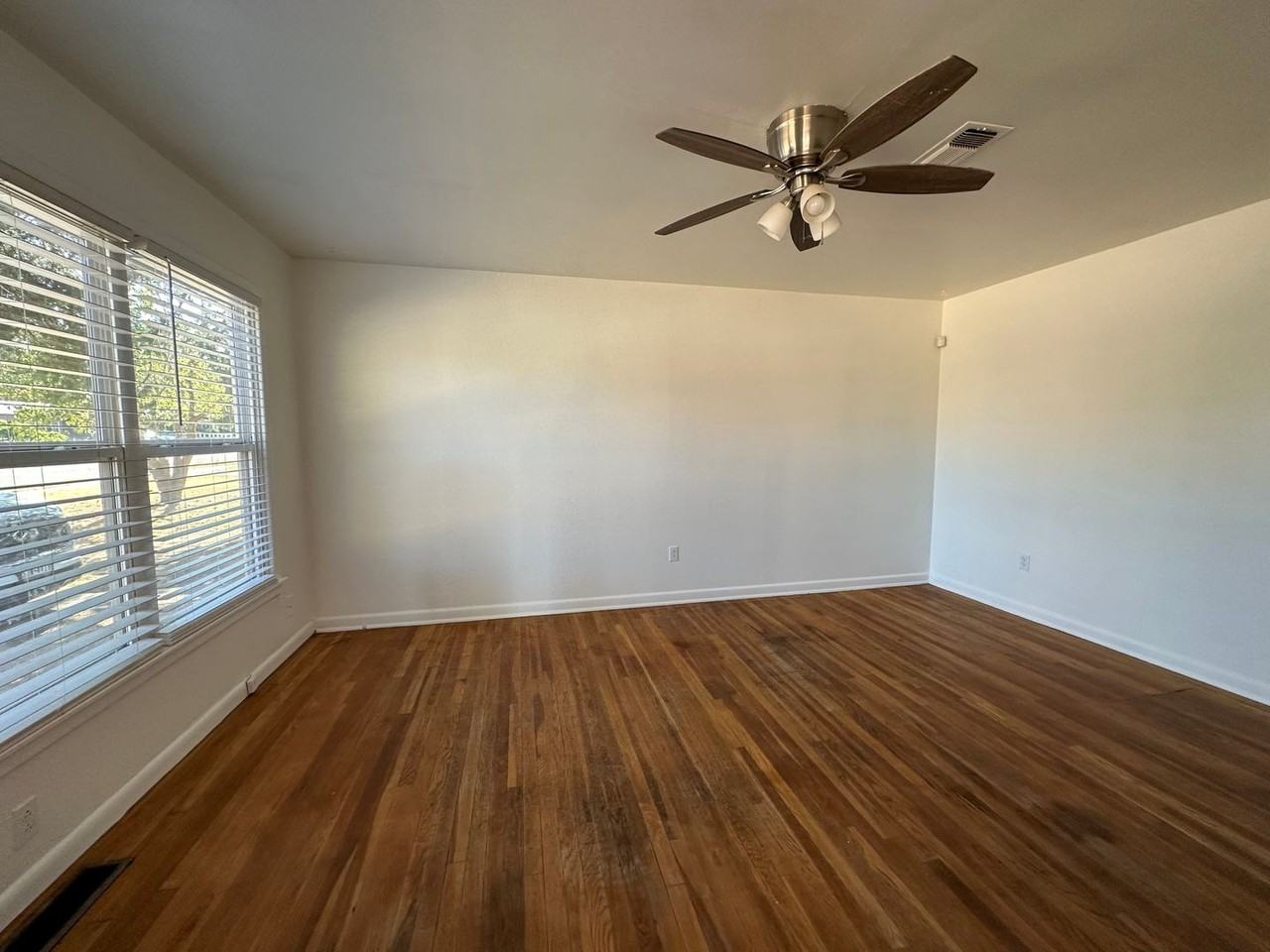 2504 44th St - Photo 2 of 10