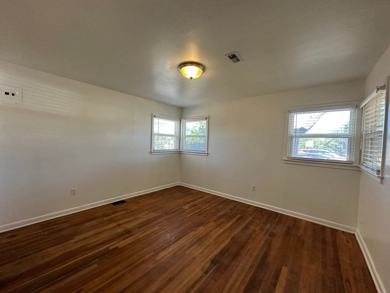 2504 44th St - Photo 3 of 10