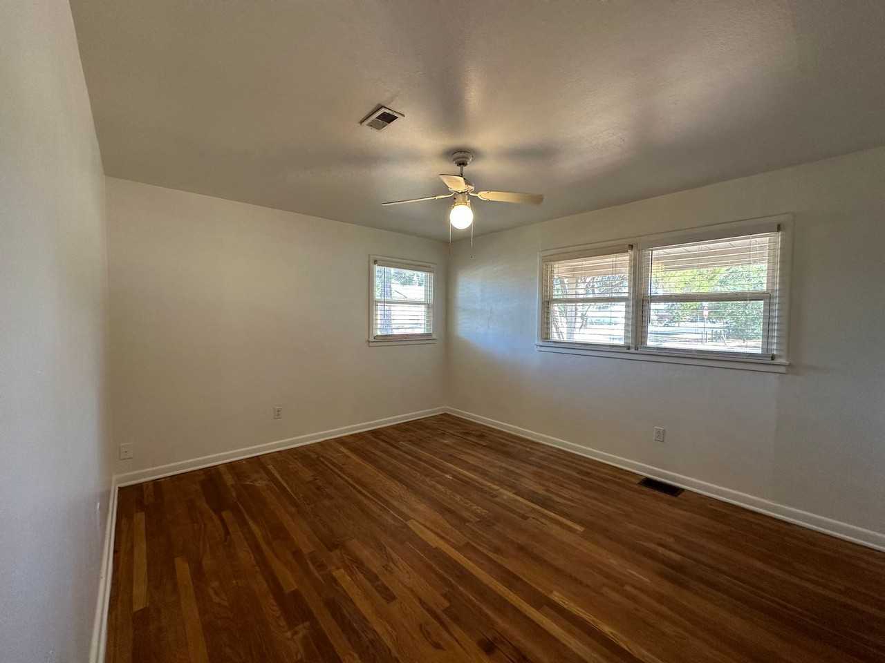2504 44th St - Photo 5 of 10