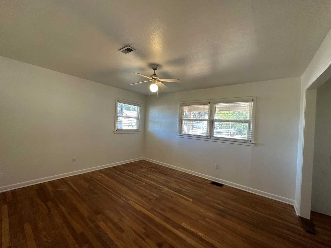 2504 44th St - Photo 6 of 10