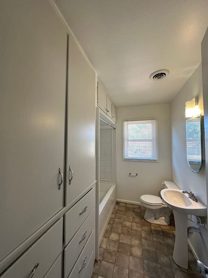 2504 44th St - Photo 7 of 10