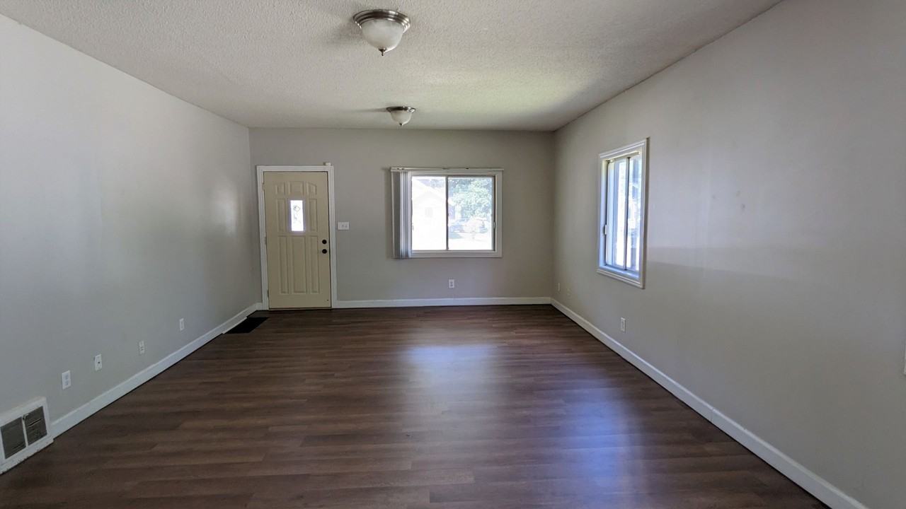 1674 Manz St - Photo 3 of 10