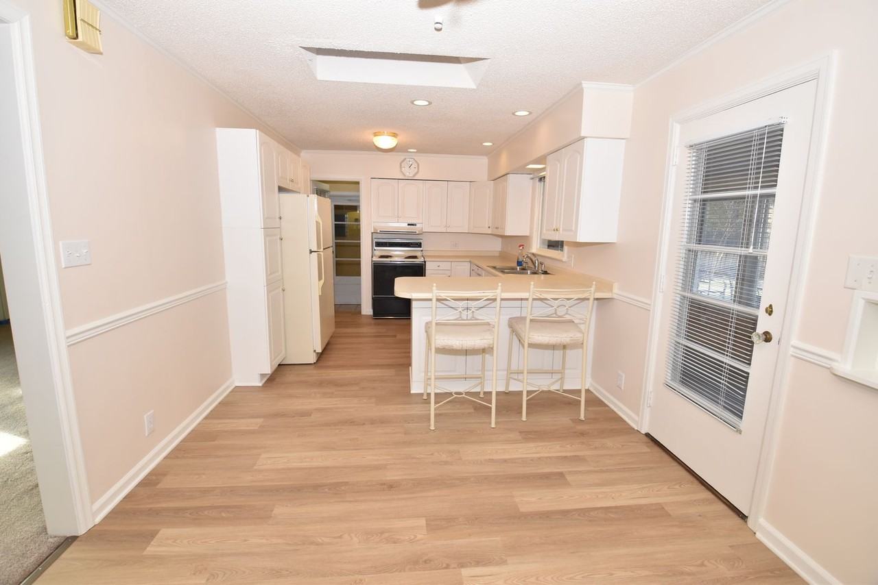 1538 Greenleaf Blvd - Photo 5 of 33