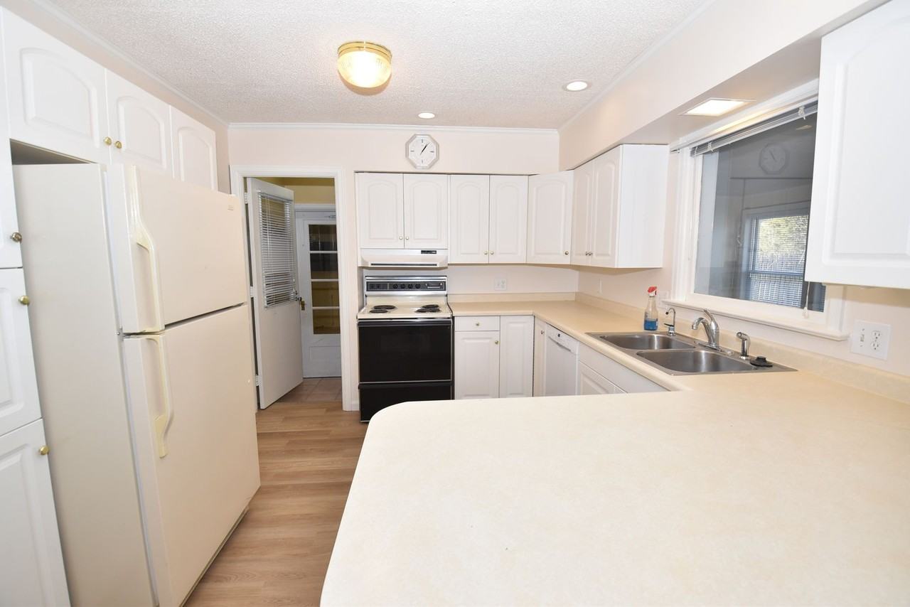 1538 Greenleaf Blvd - Photo 7 of 33