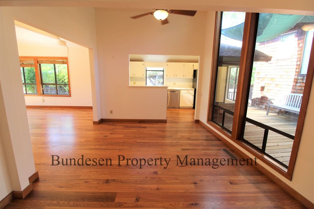 115 Pepper Ave - Photo 3 of 23