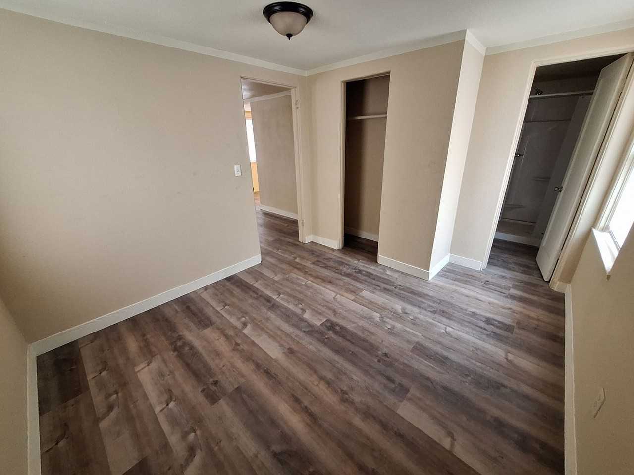 2909 Ne Riverside Ave - Photo 2 of 4