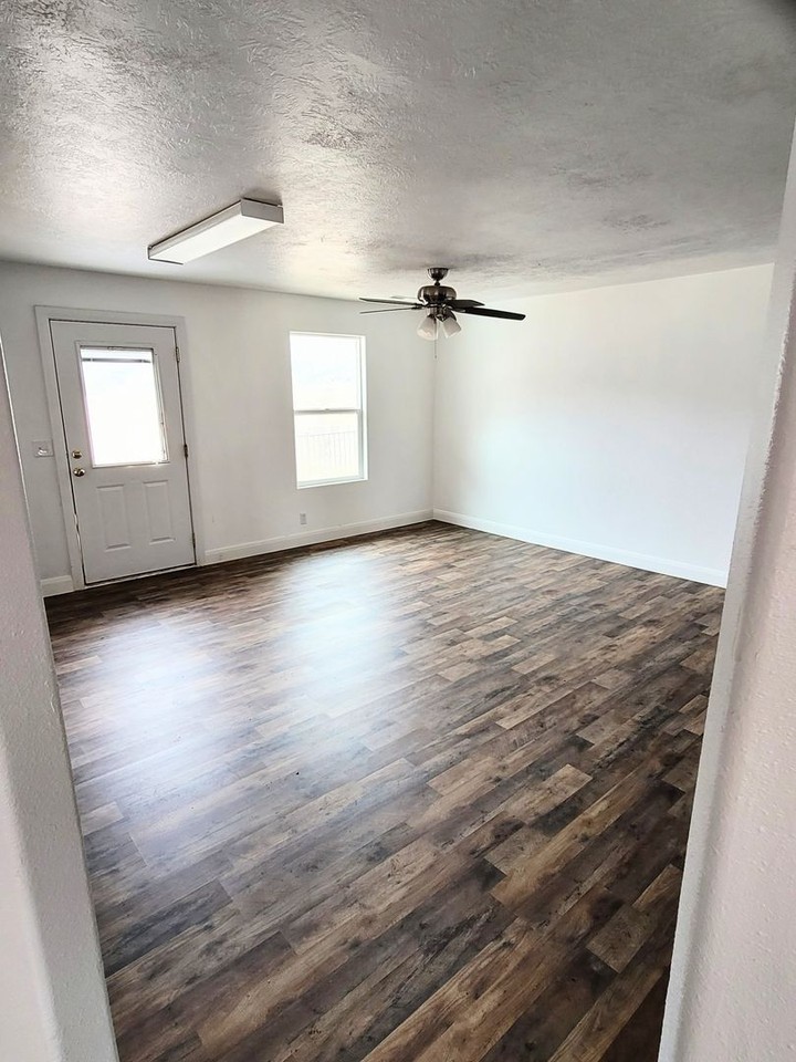780 N Lauritzen St - Photo 3 of 9