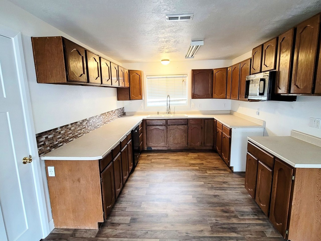 780 N Lauritzen St - Photo 4 of 9