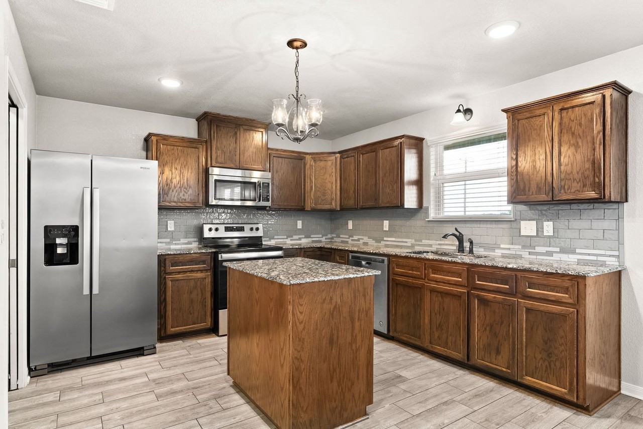 6908 Catherine Dr - Photo 4 of 15