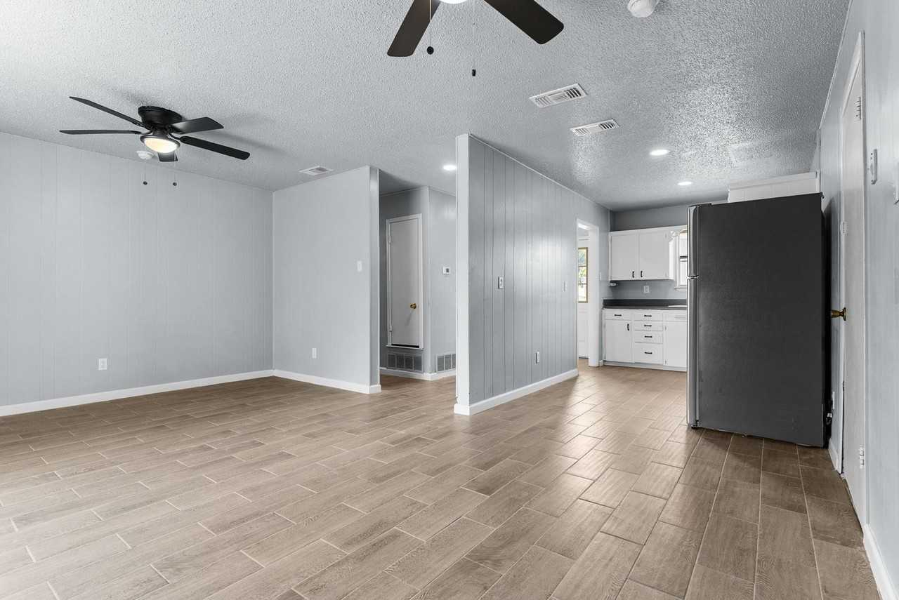 1405 Hillside St - Photo 4 of 14