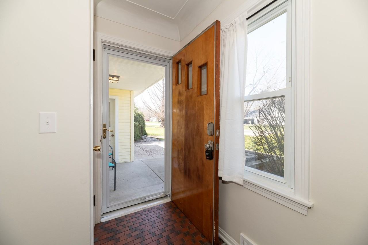 1916 Banbury Rd - Photo 3 of 42