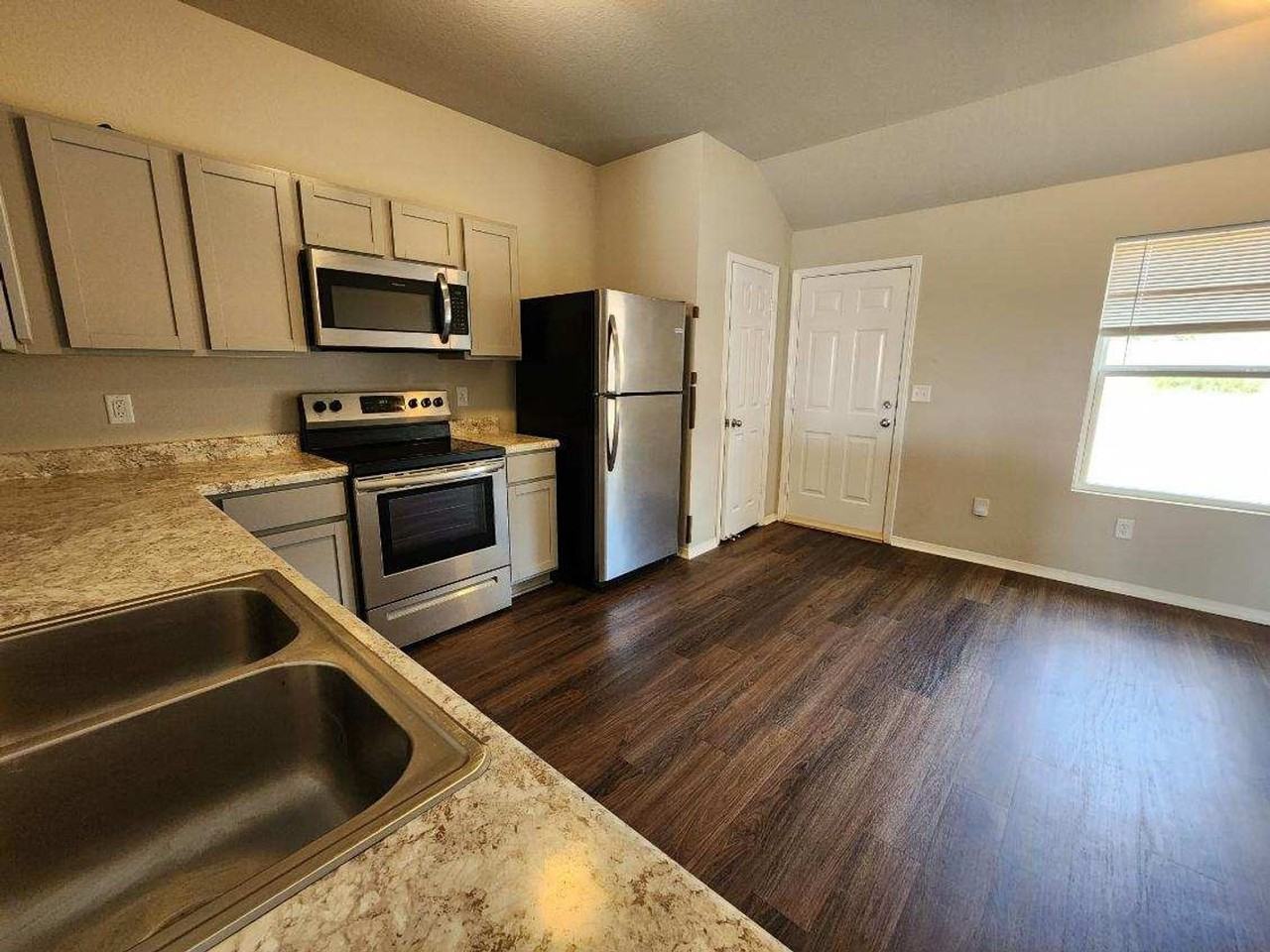 1072 Huntington Dr - Photo 2 of 11