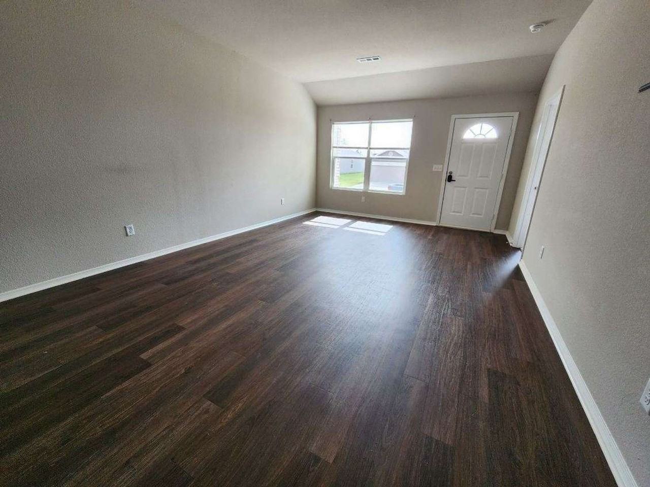 1072 Huntington Dr - Photo 3 of 11