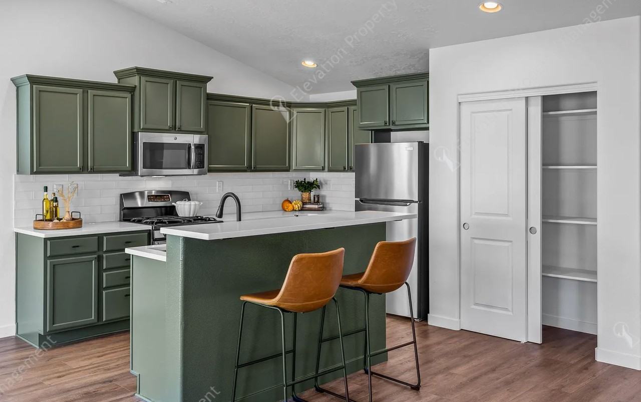 21120 Darnel Ave - Photo 4 of 19