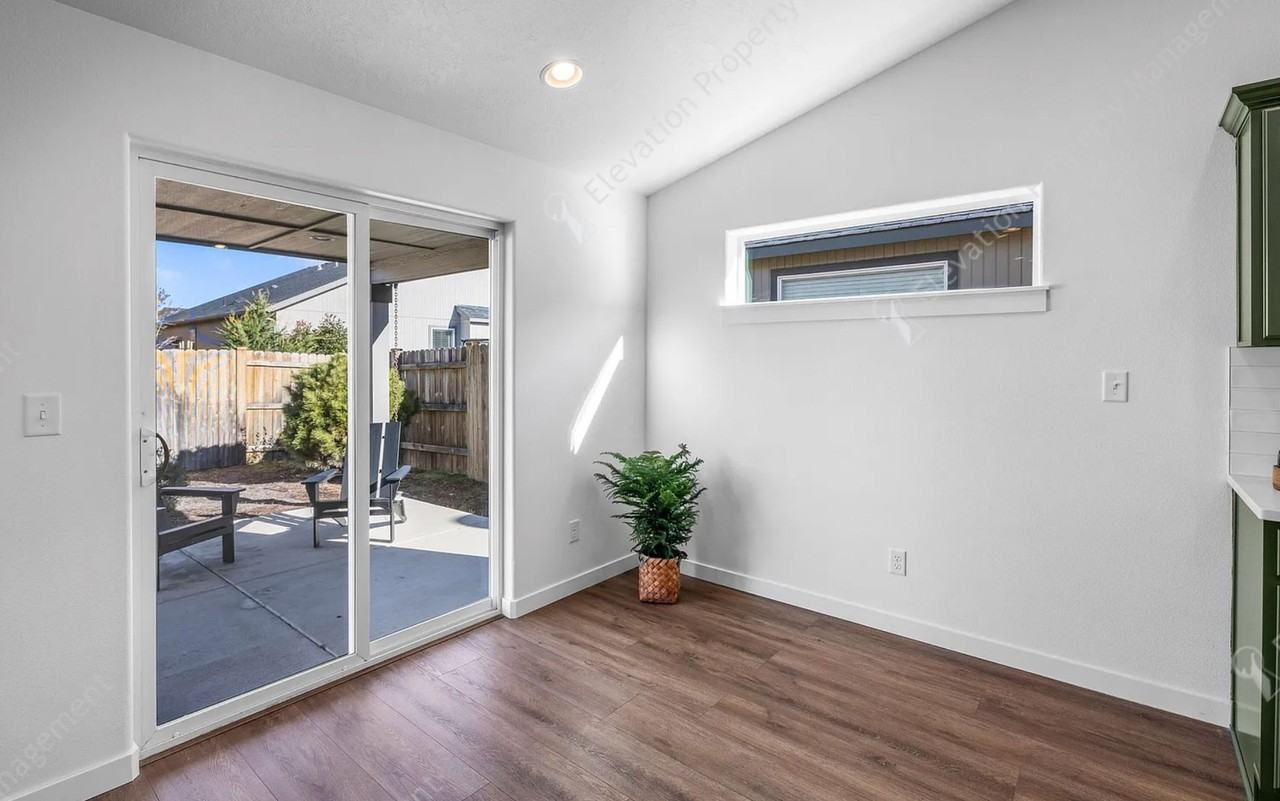 21120 Darnel Ave - Photo 7 of 19