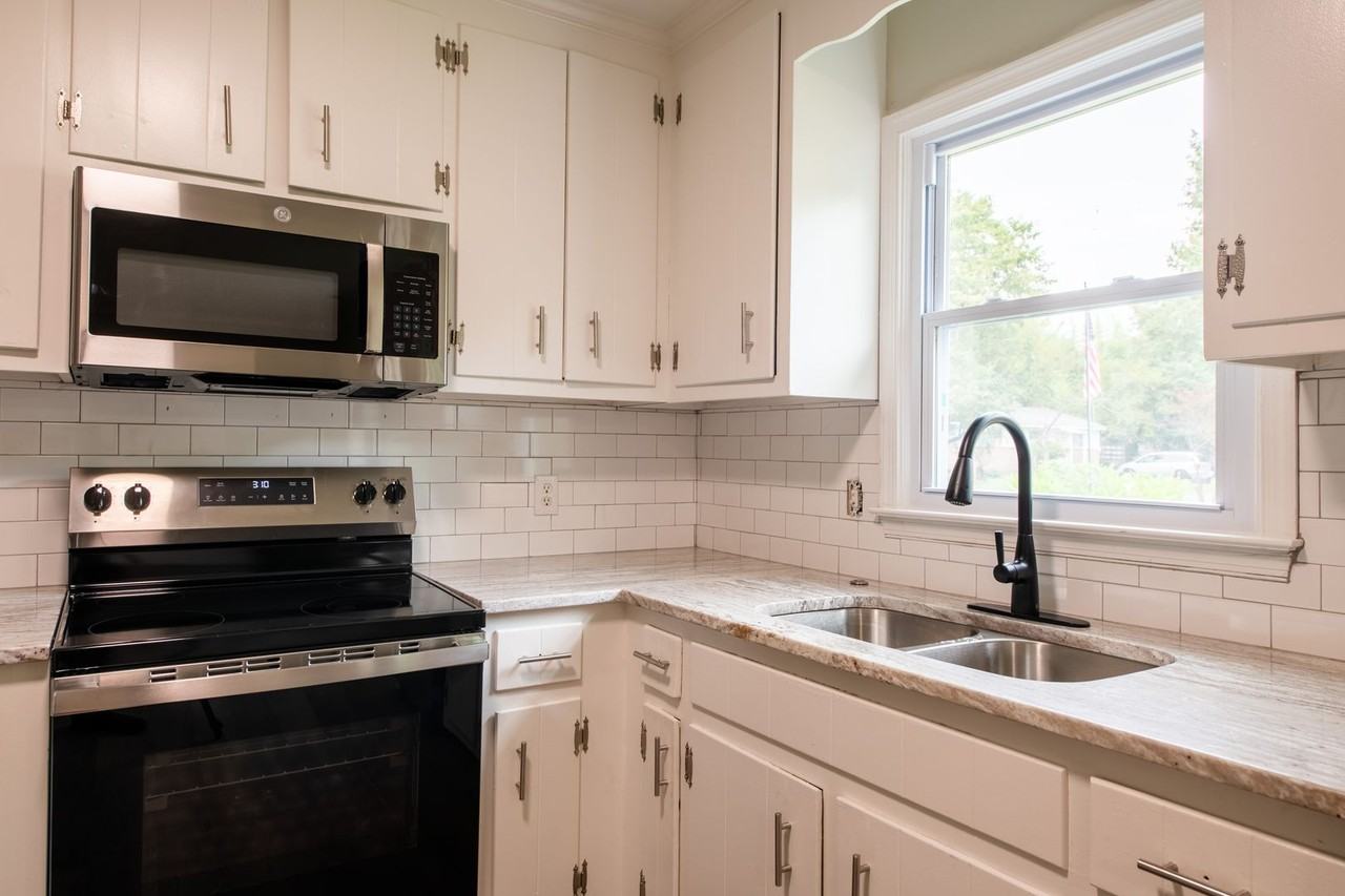 3161 Bashford Ln - Photo 2 of 48