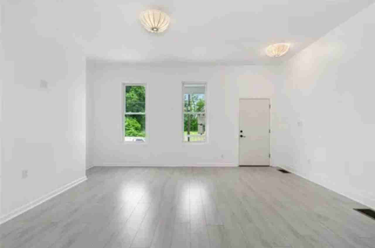 149 Meadow St - Photo 3 of 21